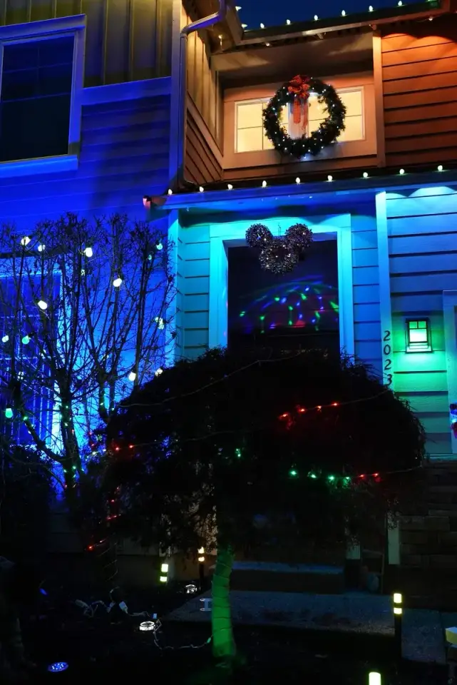 Residential holiday lighting installation