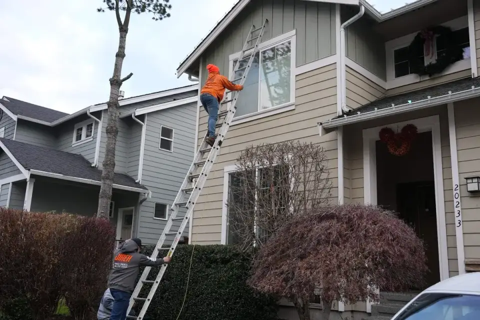Commercial holiday lighting project